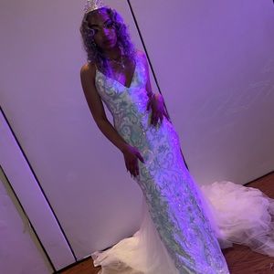 Size 6 Prom dress! Has never been altered! Only worn once !